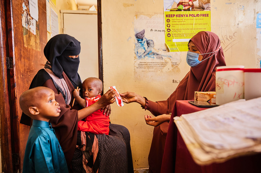 يحصل الأطفال على عبوات من الأغذية العلاجية الجاهزة للاستخدام في مركز صحي في مقاطعة غاريسان كينيا.